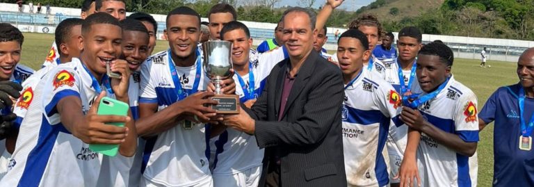 Jogadores do Olaria levantaram a Taça Santos Dumont Foto: Agência FFerj