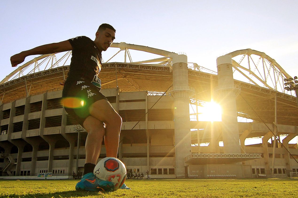 Hugo teve o contrato renovado pelo Botafogo