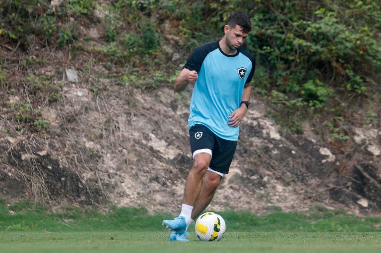 Jacob Montes em ação pelo Botafogo