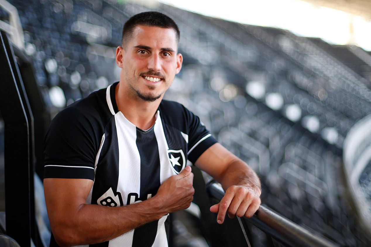 Gabriel Pires em ação pelo Botafogo