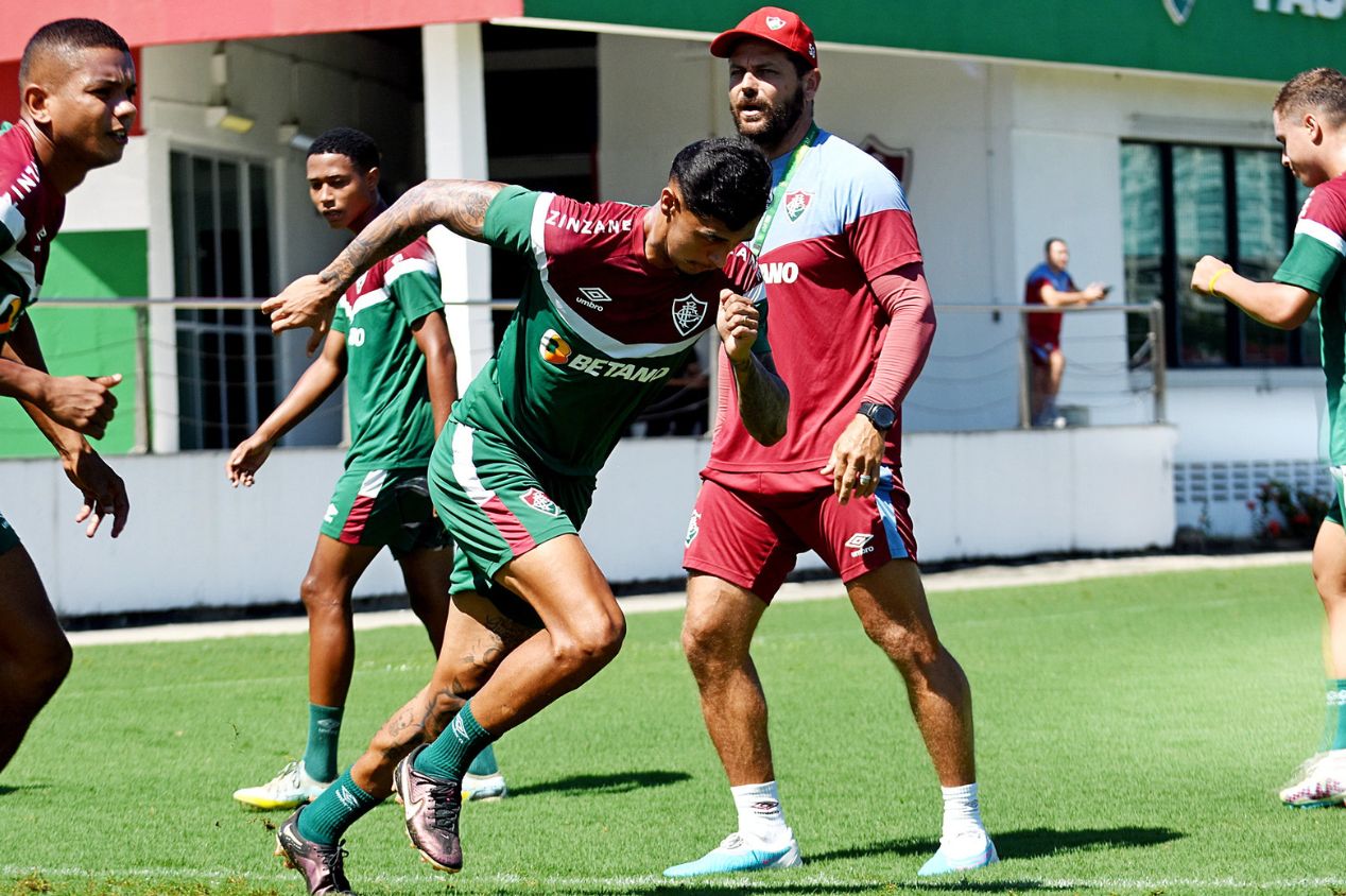 Vitor Mendes em ação pelo Fluminense