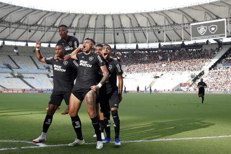 Botafogo segue na liderança do Brasileirão