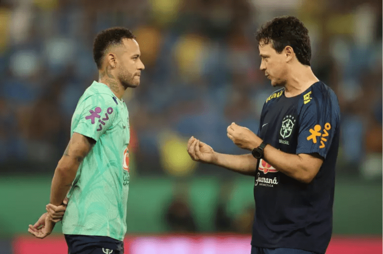 Diniz e Neymar conversando durante treino