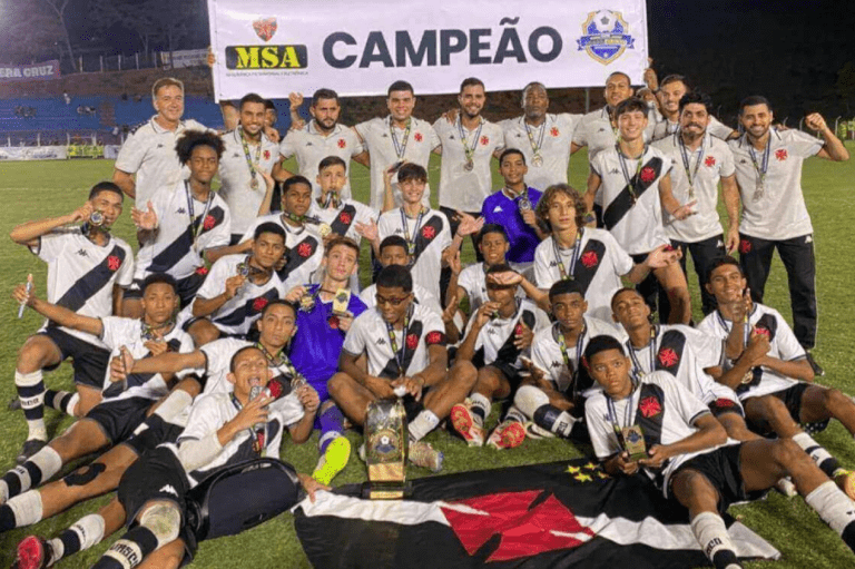 Time sub-14 do Vasco após titulo da Copa Brasileirinho