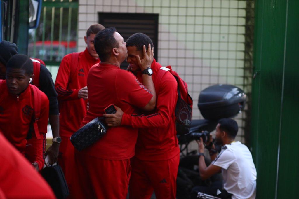 Time sub17 do Flamengo chegando para o primeiro jogo