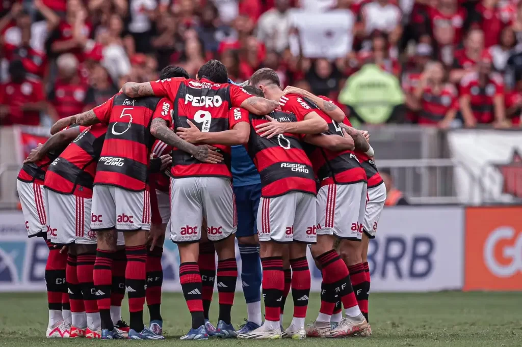 Flamengo enfrenta o Grêmio na arena buscando a ida direto para Libertadores