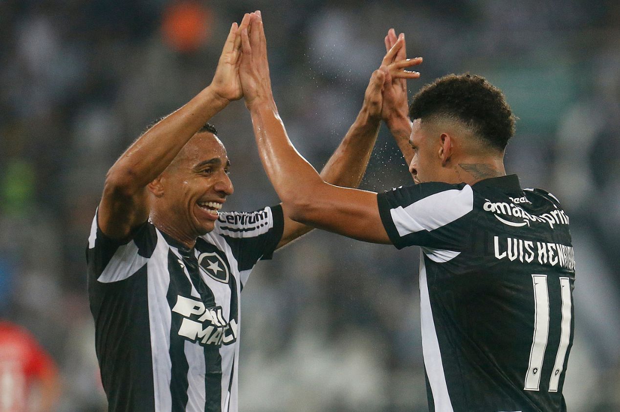 Victor Sá e Luís Fernando em ação pelo Botafogo