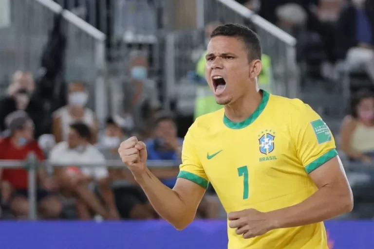 Edson Hulk, vestindo a camisa da Seleção Brasileira