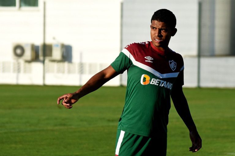 John Kennedy em ação pelo Fluminense