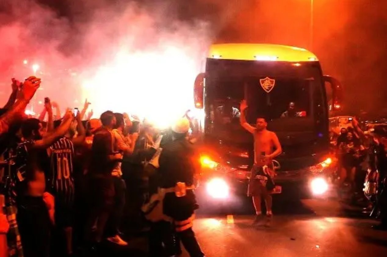 Torcida prepara ruas de fogo no embarque da delegação do Fluminense