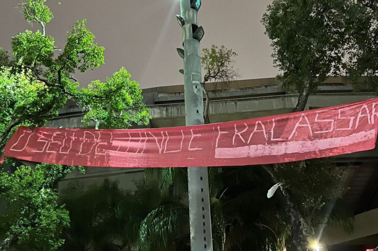 Torcida do Flamengo provoca Vasco e espalha cartazes de zoação ao rival no entorno do Maracanã