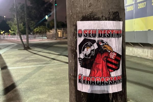 Torcida do Flamengo provoca Vasco e espalha cartazes de zoação ao rival no entorno do Maracanã