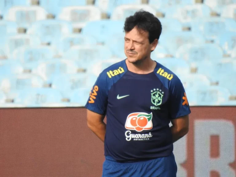 Fernando Diniz em treino da seleção brasileira