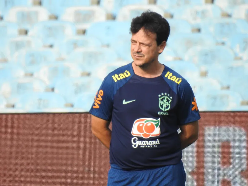 Fernando Diniz em treino da seleção brasileira