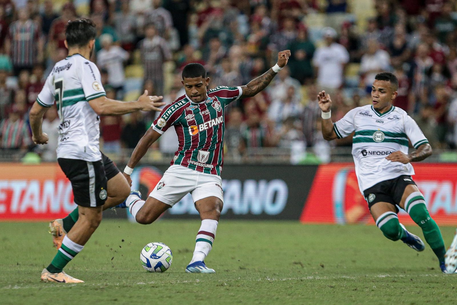 John Kennedy em ação contra o Fluminense