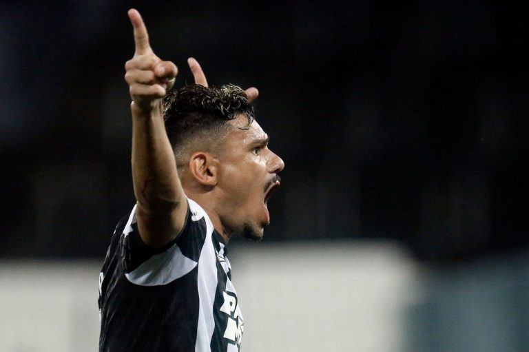 Tiquinho Soares irá desfalcar o Botafogo contra Grêmio