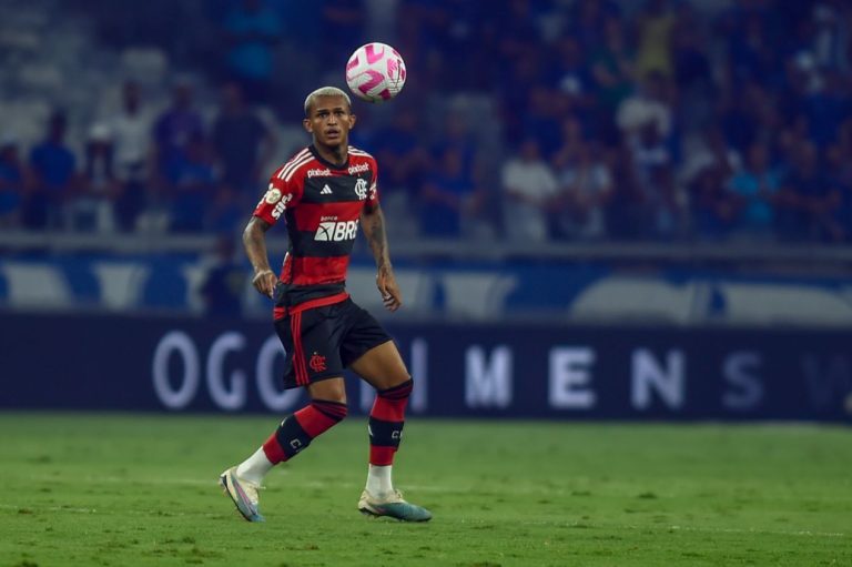 Wesley em ação pelo Flamengo