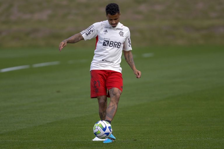 Allan em ação pelo Flamengo