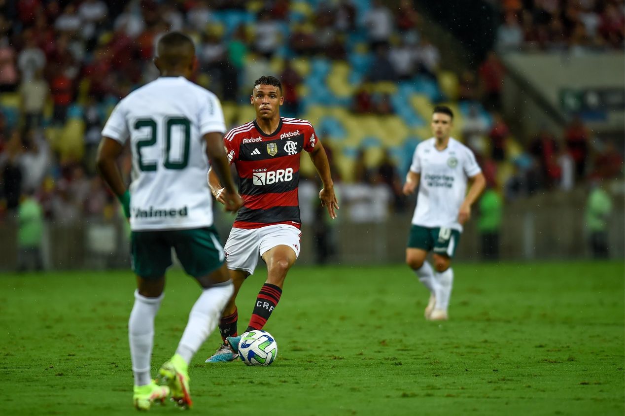 Victor Hugo em ação pelo Flamengo