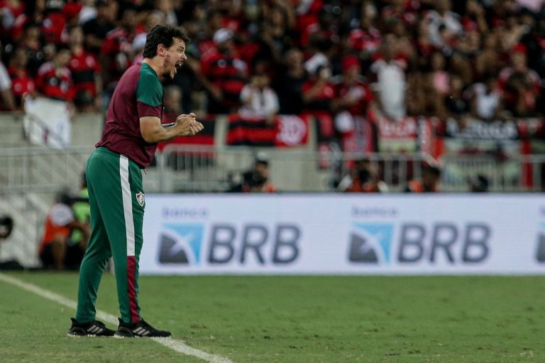 Fernando Diniz em ação pelo Fluminense