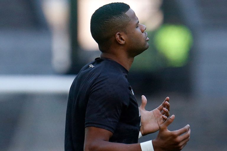 Junior Santos em ação pelo Botafogo