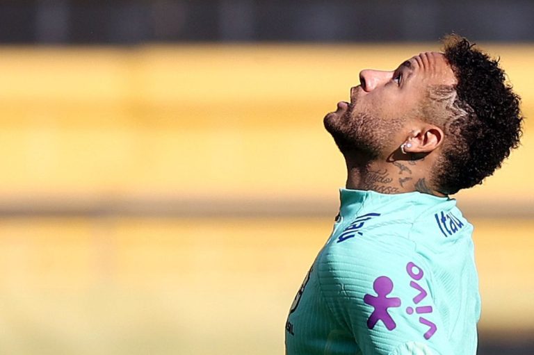 Neymar sofreu grave lesão atuando pela seleção brasileira